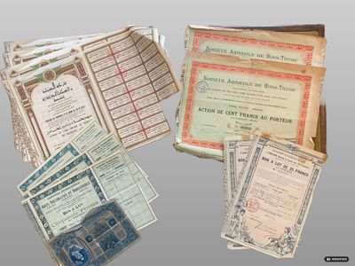 quelques vieux papiers sont empilés les uns sur les autres sur une table