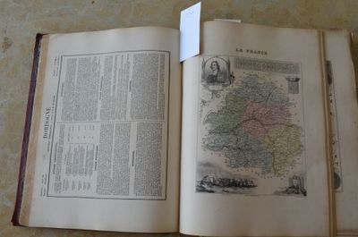 un livre ouvert sur lequel figure l'image d'une carte