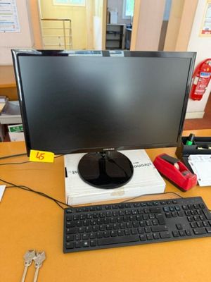 un écran d'ordinateur et un clavier sur un bureau