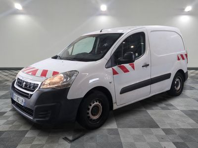une photo d'une camionnette blanche ornée de rayures rouges et blanches