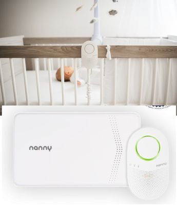 une photo d'un lit de bébé avec une télécommande