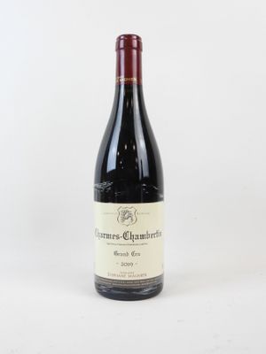 la bouteille de vin est posée sur une surface blanche