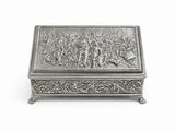 une boîte ancienne en argent, ornée d'une scène sur fond blanc
