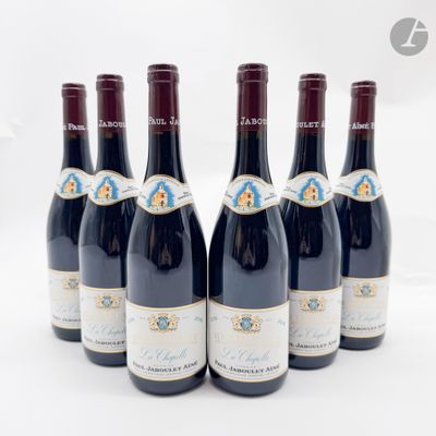 six bouteilles de vin rouge sont alignées