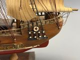 une petite maquette de bateau exposée sur une table