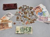 beaucoup d'argent et un portefeuille posés sur la table
