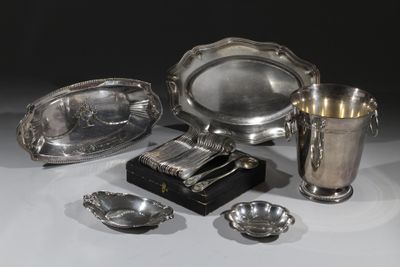 un plat en argent et d'autres objets en argent posés sur une table