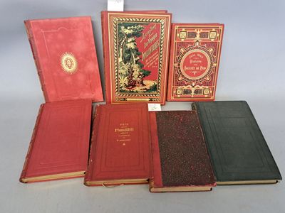 plusieurs livres sont alignés sur une table