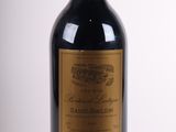 une bouteille de vin posée sur une table