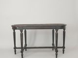 une table noire avec un plateau en bois sur fond blanc