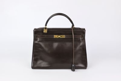un sac à main en cuir marron sur fond blanc