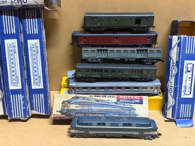 de nombreux petits trains miniatures posés les uns à côté des autres sur une table