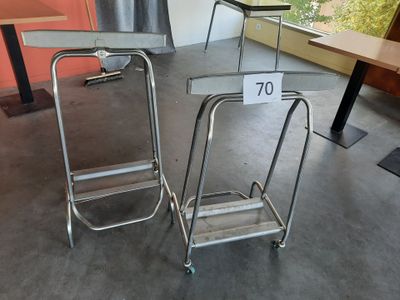 deux chaises placées l'une à côté de l'autre dans une pièce
