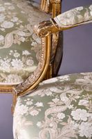 Paire de fauteuils en bois sculpté et doré à décor de frise … (photo 5)