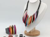 une présentation de bijoux sur un présentoir en bois, sur fond blanc