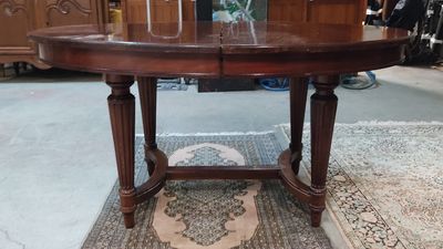 une table sur laquelle est posé un vase, au milieu d'une pièce