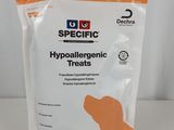 un gros plan sur un sachet de friandises pour chien posé sur une table