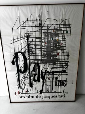 affiche représentant un dessin en noir et blanc d'un bâtiment sur lequel est inscrit « play time »