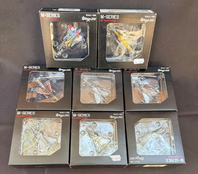 Six boîtes contenant des figurines Star Wars sont posées sur une table