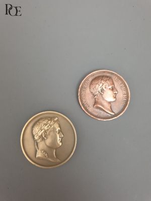 Deux types de pièces différents sont posés sur une table.