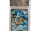 gros plan d'une carte pokemon dans un étui en plastique