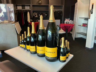 plusieurs bouteilles de champagne posées sur une table dans une pièce
