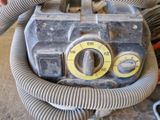 un gros plan d'une machine à laquelle est raccordé un tuyau