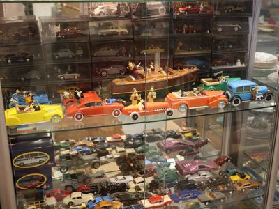 une vitrine remplie de petites voitures dans un magasin