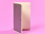 une petite boîte blanche ornée d'un motif rose