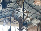 un lustre au milieu d'une pièce, avec de nombreuses ampoules suspendues au plafond