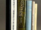beaucoup de livres qui traînent sur une étagère