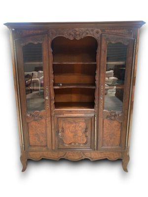Vitrine Bressane ouvrant par trois vantaux dont deux vitrés
