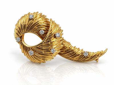 Gros plan sur une broche en or et diamants