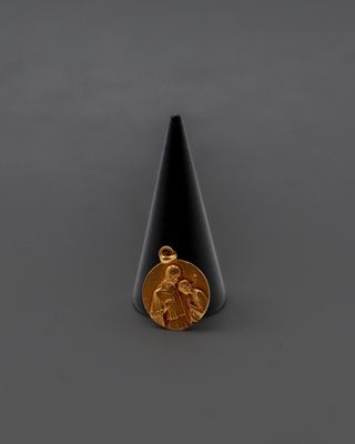 une image représentant une pièce d'or posée au sommet d'un cône noir