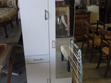 une grande armoire blanche au milieu d'une pièce