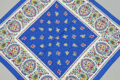 SOULEIADO, dans le goût de. Carré en coton imprimé de motifs… - Photo 1