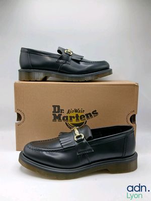 mocassins en cuir noir pour homme, avec des boucles dorées et un bout carré