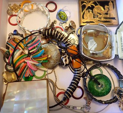une boîte remplie de bijoux assortis sur une table