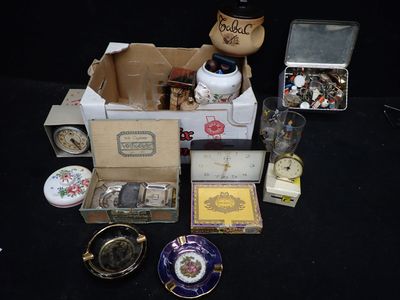 un grand nombre d'objets posés sur une table