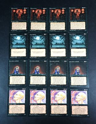 une pile de cartes posées sur une table