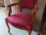 une chaise qui se trouve dans le coin d'une pièce
