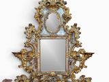 un miroir accroché au mur à côté d'une applique