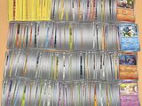 beaucoup de cartes sur la table avec beaucoup d'entre eux