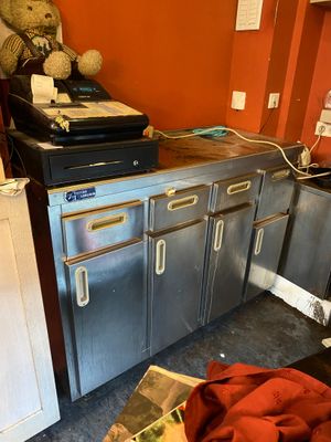 une cuisine équipée d'une cuisinière, d'un évier et de placards