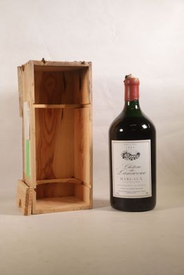 une bouteille de vin posée à côté d'une caisse en bois