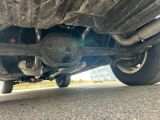 un gros plan sur le pot d'échappement d'une voiture et le tuyau d'échappement