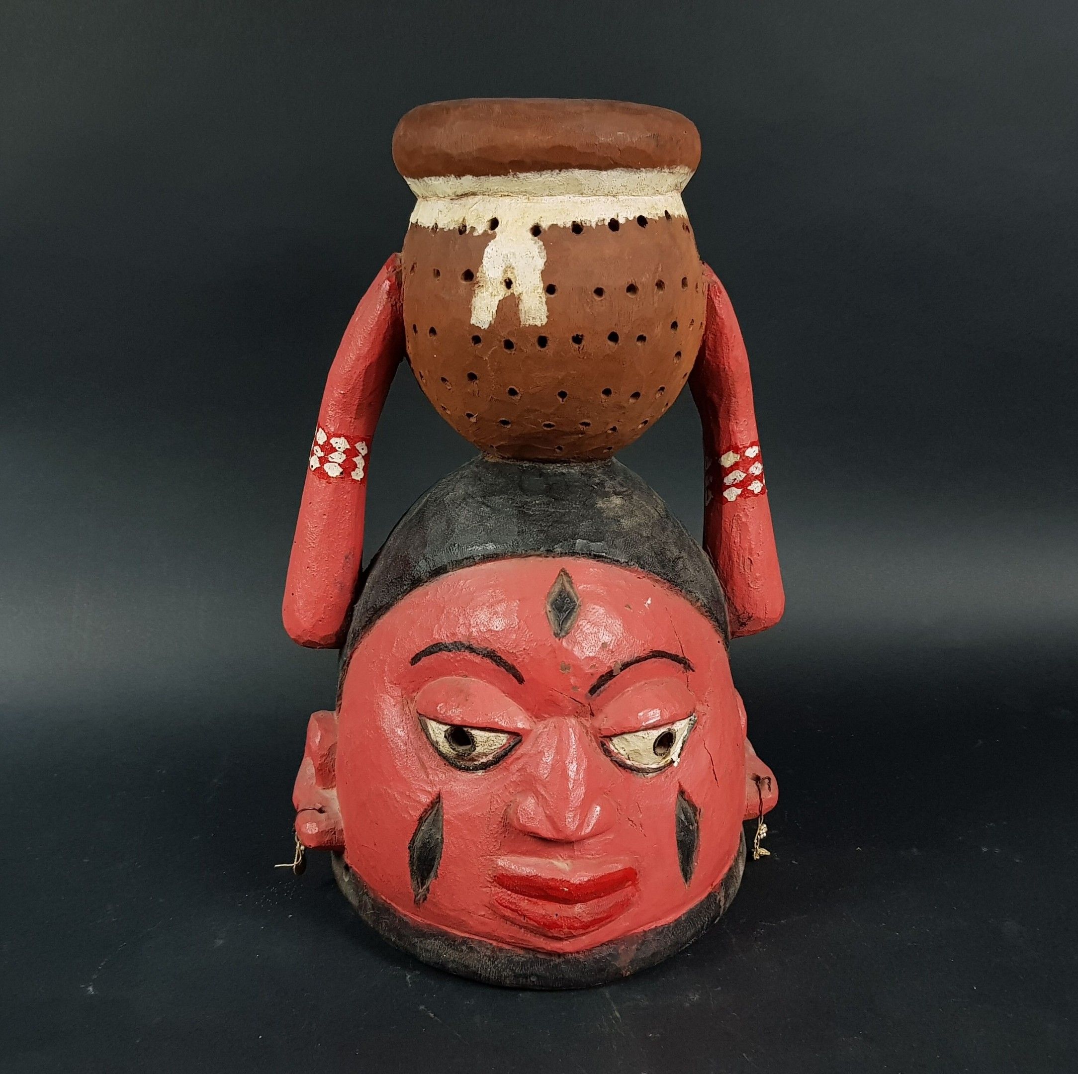 Ecole de COVE - BENIN, XXème - Masque polychrome avec deux bras supportant une jarre percée - H. 38 cm