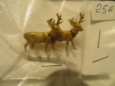 deux figurines de rennes dorées dans un sachet en plastique transparent