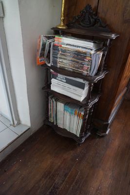 une bibliothèque remplie de livres, placée dans un coin de la pièce