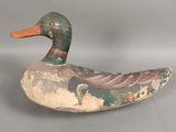 un petit canard posé sur une table